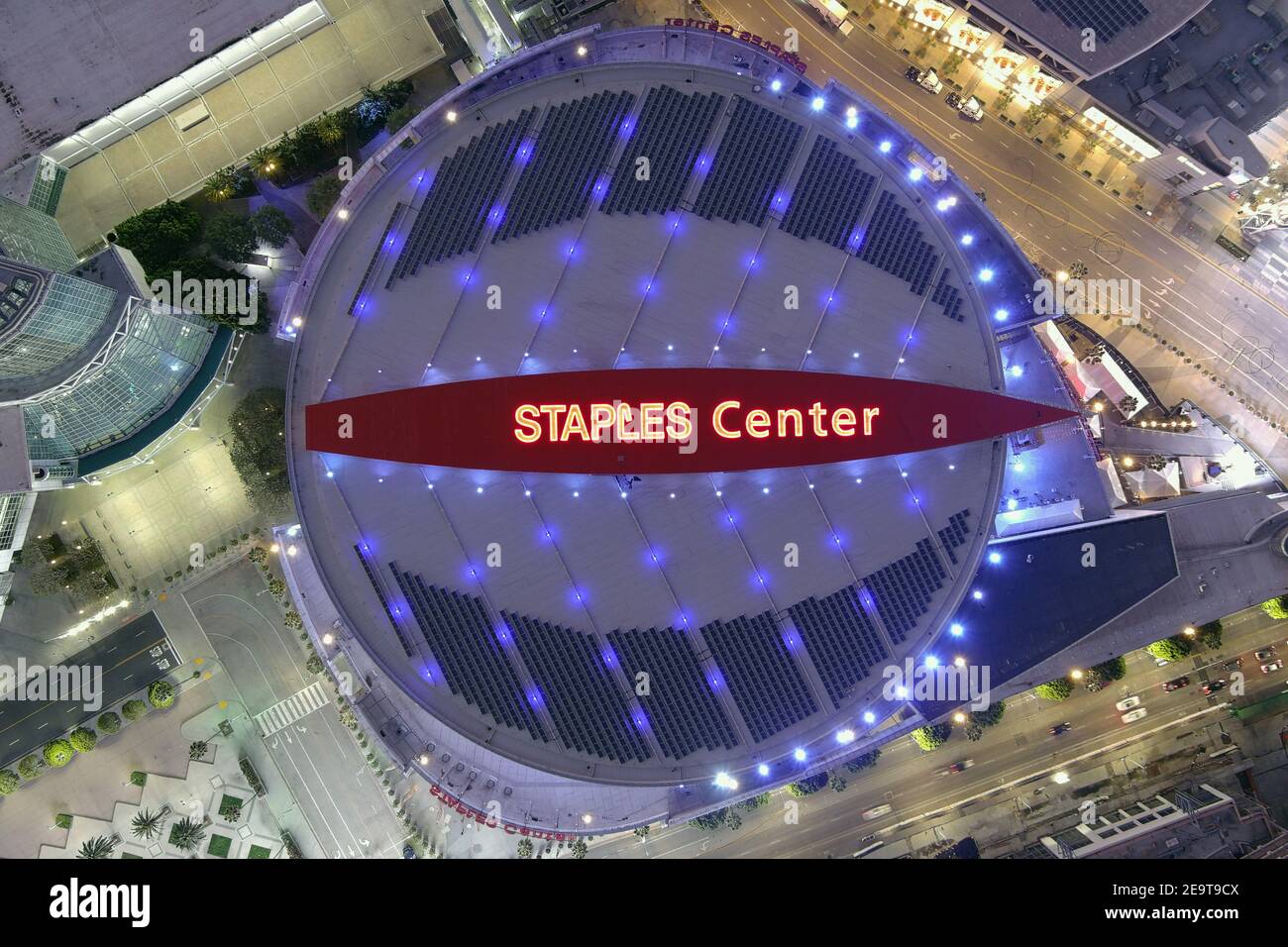 Une vue aérienne du Staples Center, le vendredi 5 février 2021, à Los Angeles. L'arène accueille les Los Angeles Lakers et LA Clippers de la NBA Banque D'Images