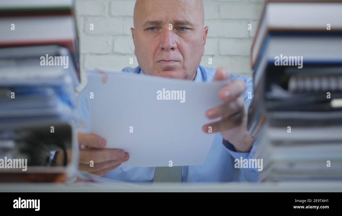 Image avec un homme d'affaires travaillant dans la salle d'archives comptables. Gestionnaire travaillant dans Ofice avec des documents. Banque D'Images