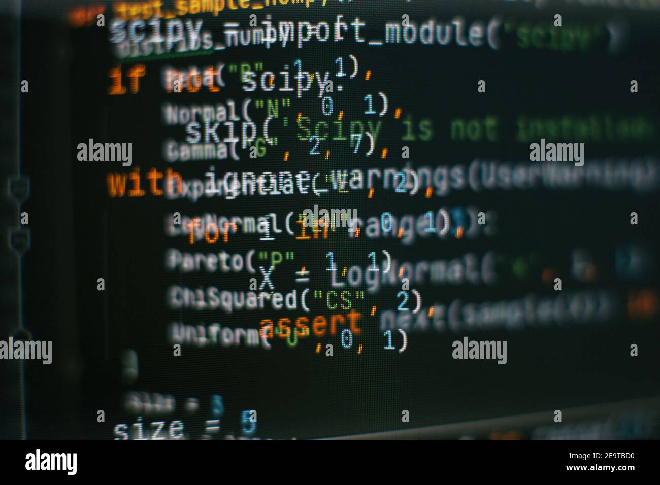 Code de script informatique abstrait. Écran de code de programmation du développeur de logiciel. Temps de travail de programmation logicielle. Texte de code écrit et créé entièrement b Banque D'Images