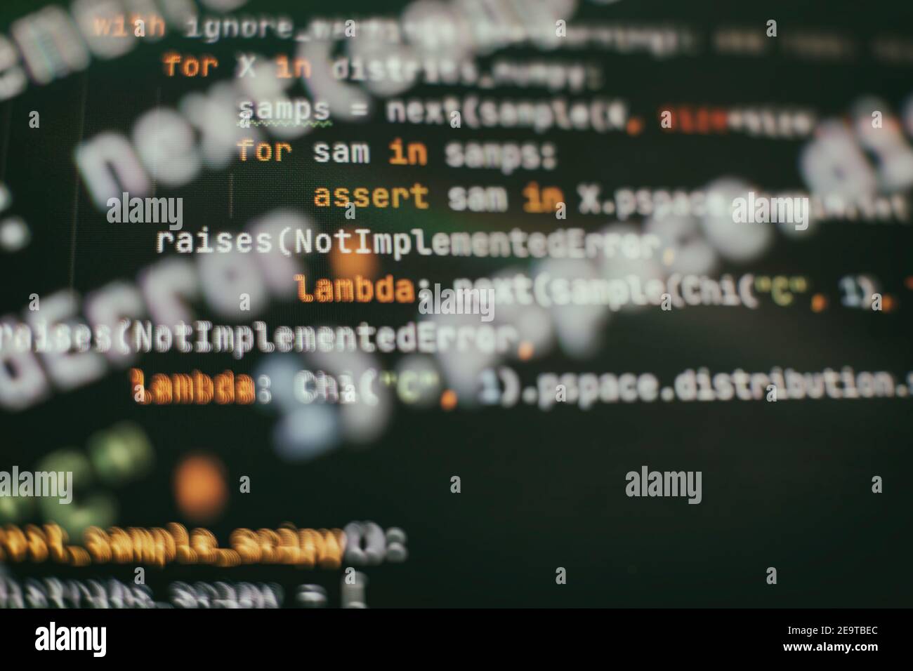 Code de script informatique abstrait. Écran de code de programmation du développeur de logiciel. Temps de travail de programmation logicielle. Texte de code écrit et créé entièrement b Banque D'Images