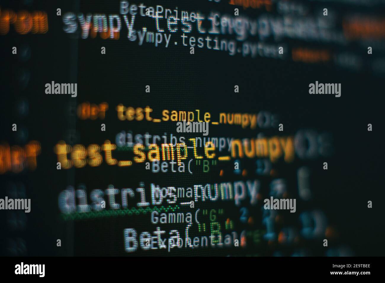 Code de script informatique abstrait. Écran de code de programmation du développeur de logiciel. Temps de travail de programmation logicielle. Texte de code écrit et créé entièrement b Banque D'Images