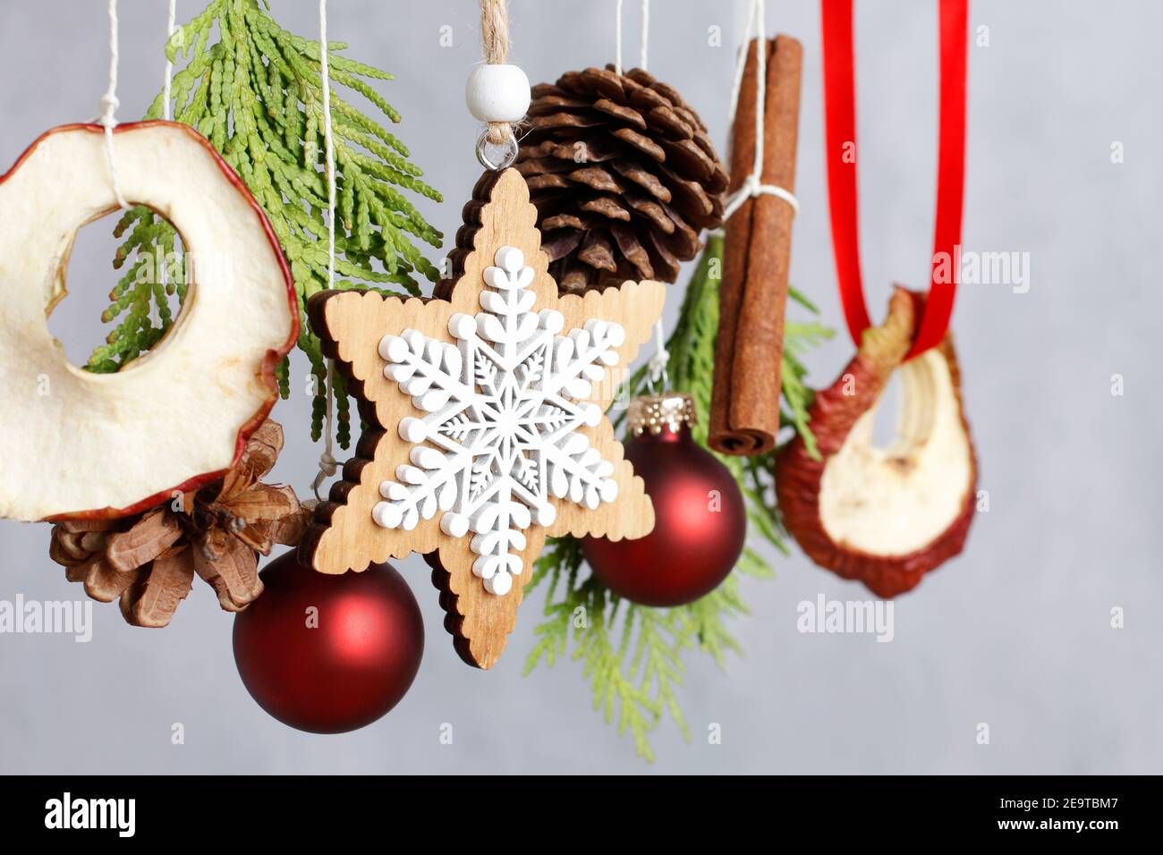 Détail de la décoration de Noël maison avec des brindilles de thuja, des boules et des pommes séchées. Décor de fête Banque D'Images