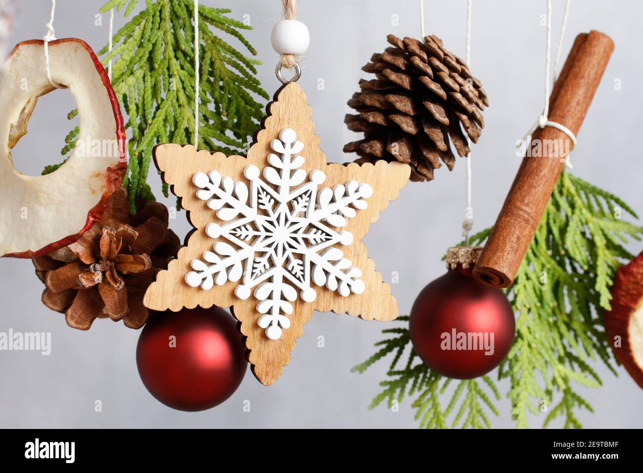 Détail de la décoration de Noël maison avec des brindilles de thuja, des boules et des pommes séchées. Décor de fête Banque D'Images
