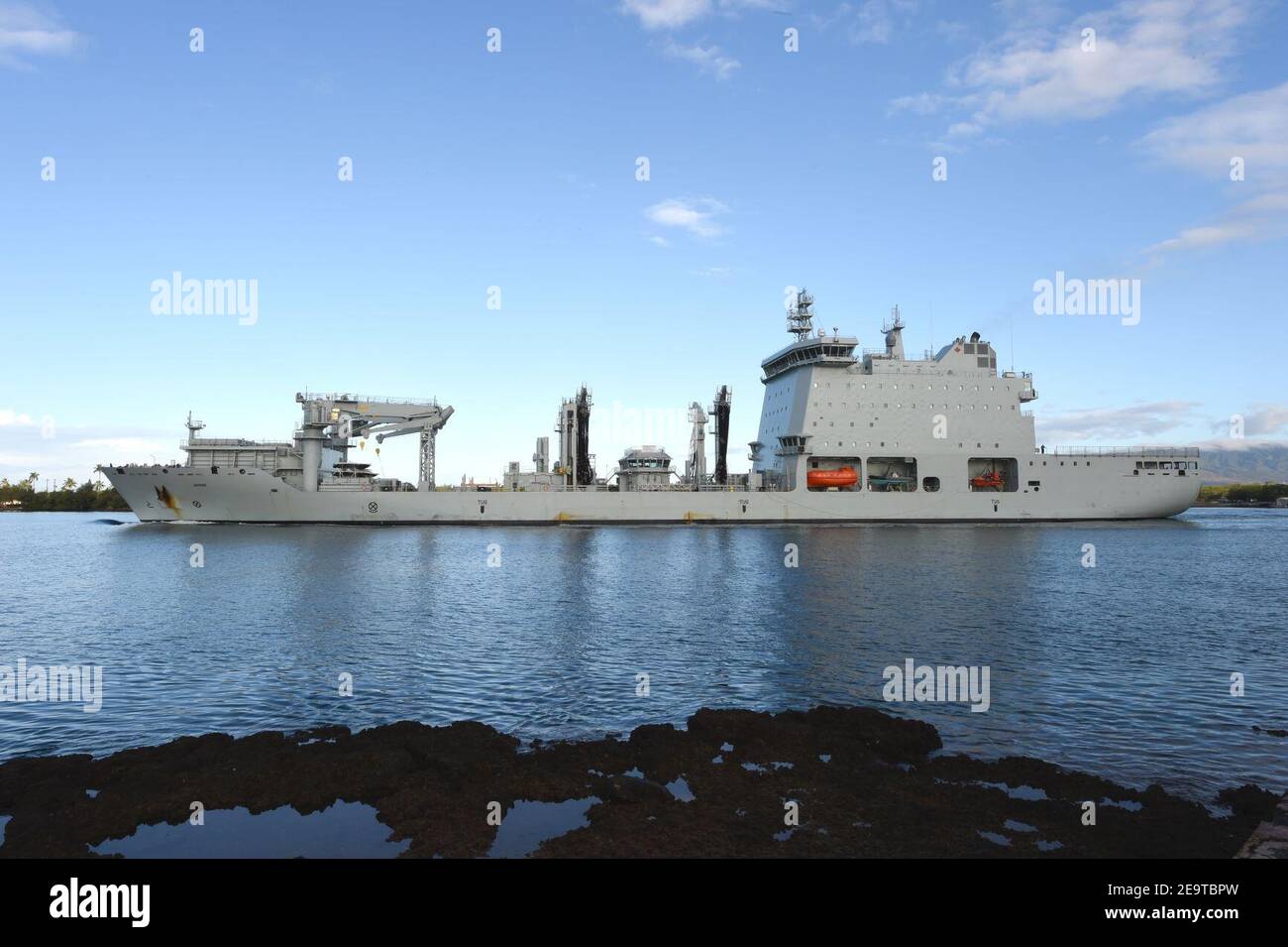 MV Astérix part de Pearl Harbor, Hawaii, pendant la RIMPAC 2018-2. Banque D'Images