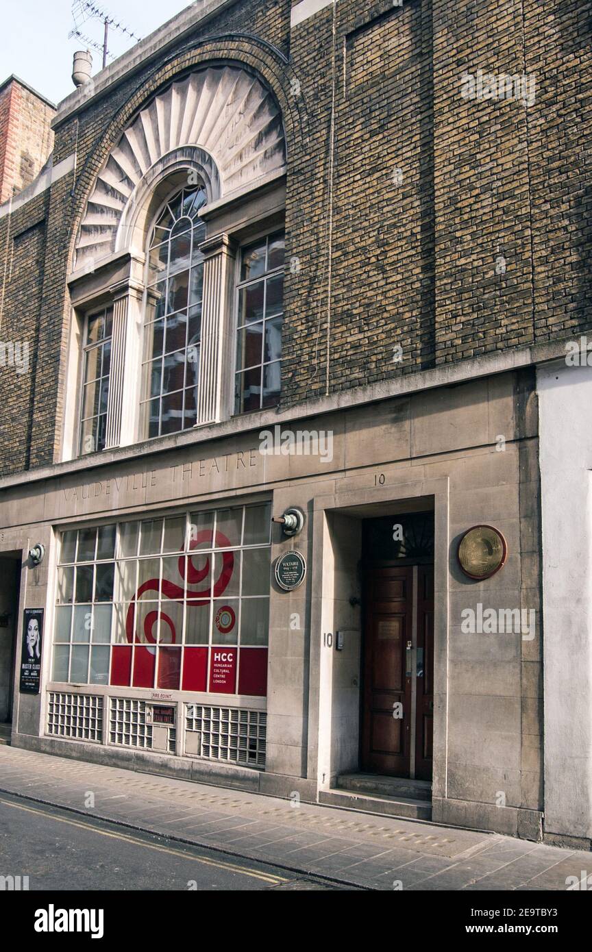 Londres, Royaume-Uni - 25 mars 2012 : entrée arrière du Théâtre Vaudeville dans le West End de Londres avec le Centre culturel hongrois. Le Fren Banque D'Images