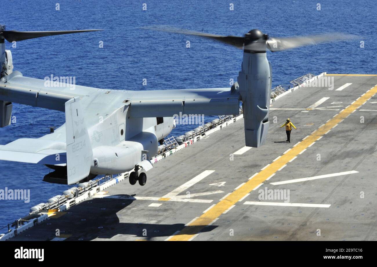 MV-22 Osprey du Marine Medium Tiltrotor Squadron (VMM- 166) atterrit sur le pont de vol du navire d'assaut amphibie USS Boxer (LHD 4)130731 Banque D'Images