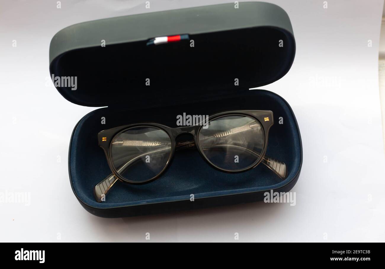 Vue des lunettes Tommy Hilfiger dans un étui ouvert sur Un arrière-plan  blanc Photo Stock - Alamy