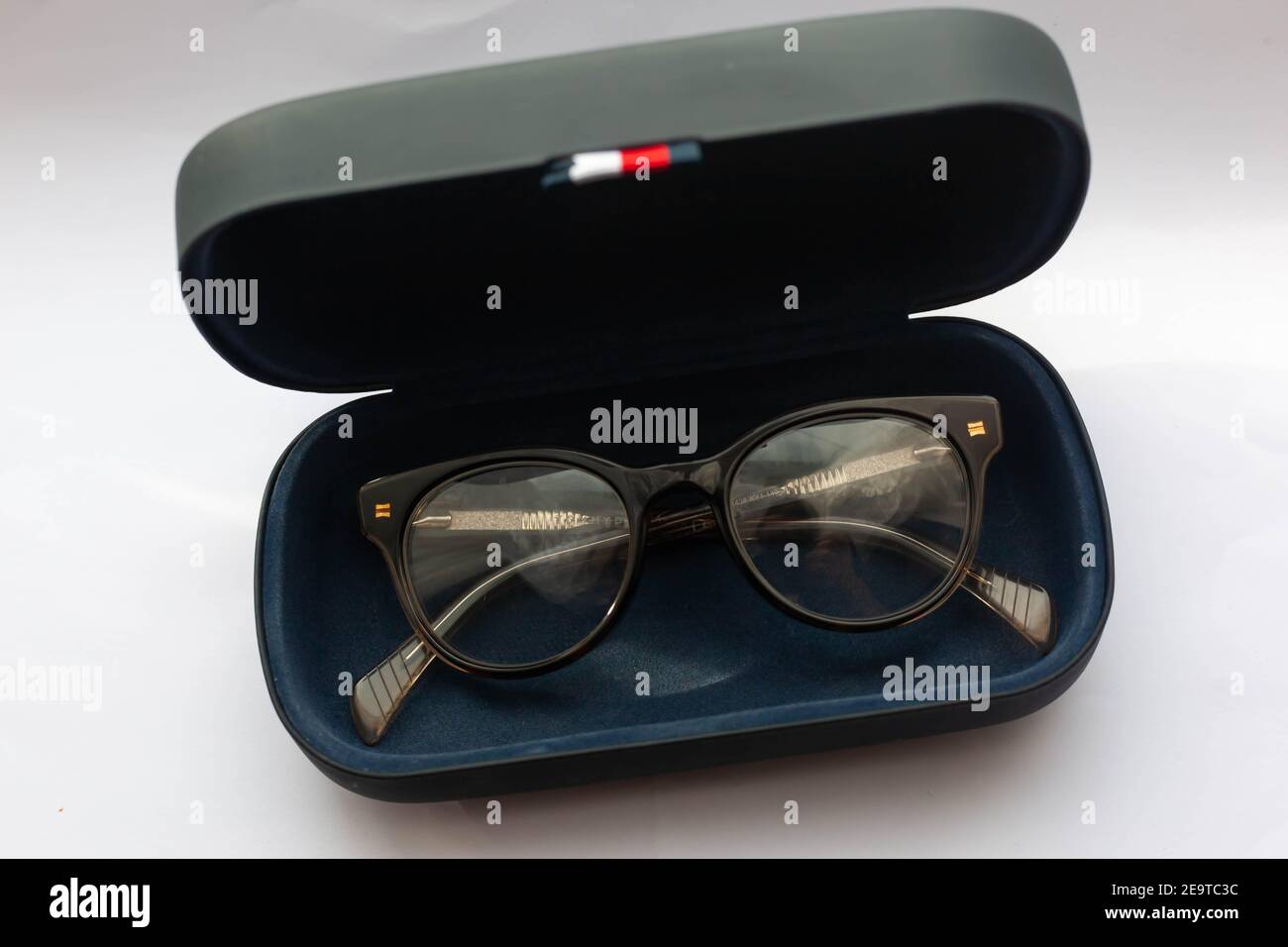 Vue des lunettes Tommy Hilfiger dans un étui ouvert sur Un arrière-plan  blanc Photo Stock - Alamy