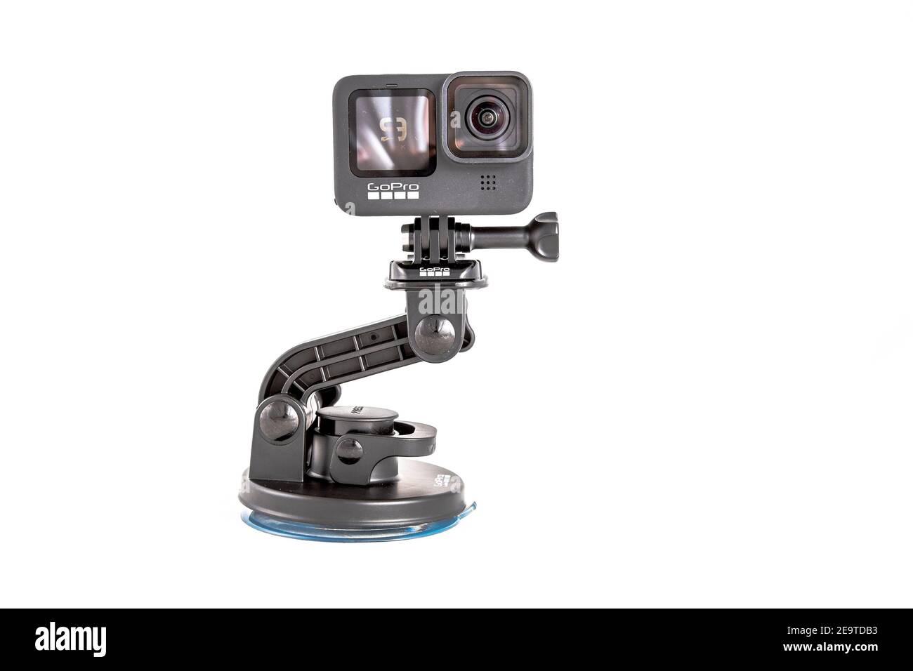 moscou, russie - Novemner 11, 2020: Nouvelle caméra d'action phare gopro HERO 9 noir sur le trépied d'accessoire original. Isolé sur fond blanc. Banque D'Images