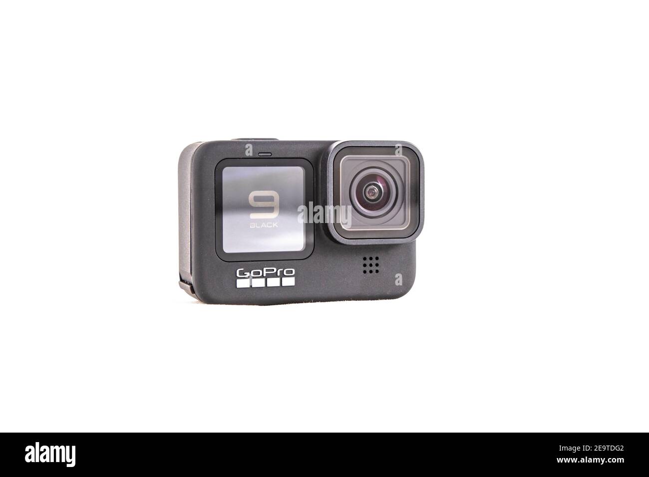 moscou, russie - Novemner 11, 2020: Nouvelle caméra d'action phare gopro HERO 9 noir. Vue avant, arrière-plan blanc isolé... Banque D'Images