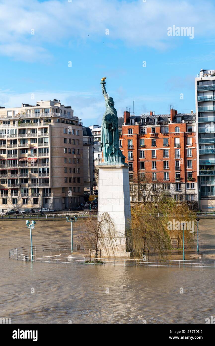 Inondation de la Seine à Paris près de la Statue de Réplique Liberty Banque D'Images