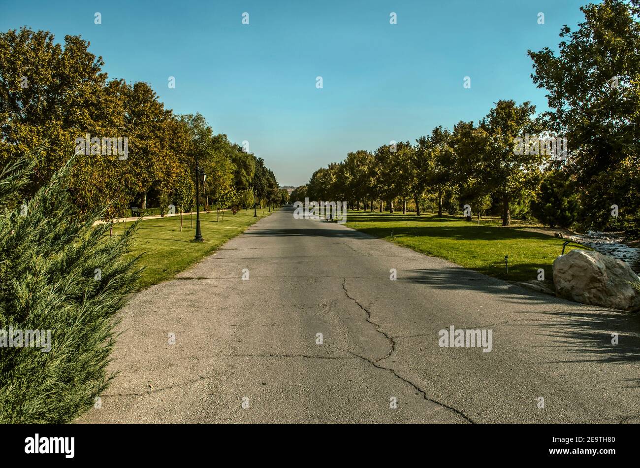 Une longue allée menant à la sortie du Botanical Jardin dans la banlieue de Téhéran pendant un automne ensoleillé jour Banque D'Images