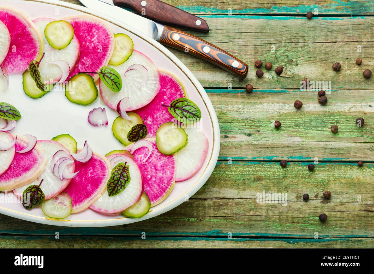 Salade d'été de daikon, radis et sorrel. Salade de printemps fraîche Banque D'Images