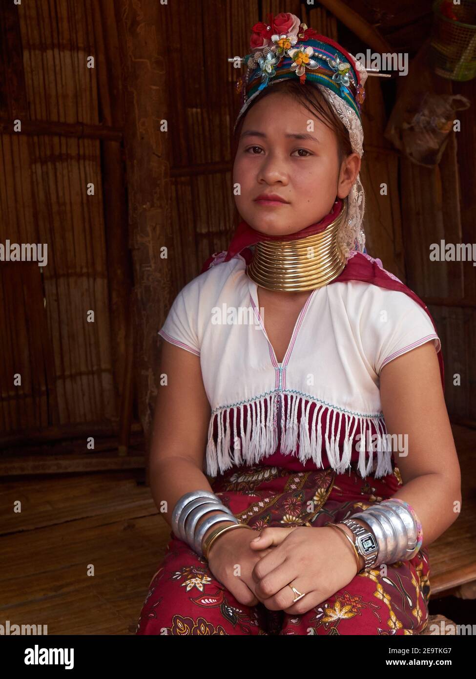 Poses d'une femme tribale de Karen Hill avec des bracelets de bijoux dans  les deux mains et un collier unique autour de sa longue cou Photo Stock -  Alamy