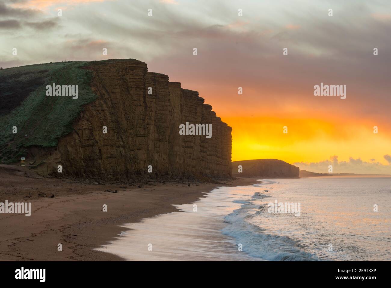 West Bay, Dorset, Royaume-Uni. 6 février 2021. Météo Royaume-Uni. Admirez la plage et les falaises au lever du soleil à West Bay à Dorset, le matin d'un froid glacial. Crédit photo : Graham Hunt/Alamy Live News Banque D'Images