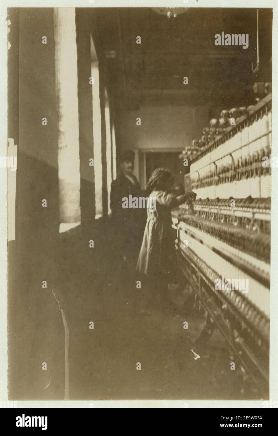 Nom- petite fille (48 pouces de haut) travaille à Amoskeag Mfg Co., Manchester, N.H. Elle semblait avoir 11 ou 12 ans. Photo prise à midi, le 25 mai 1909. Banque D'Images