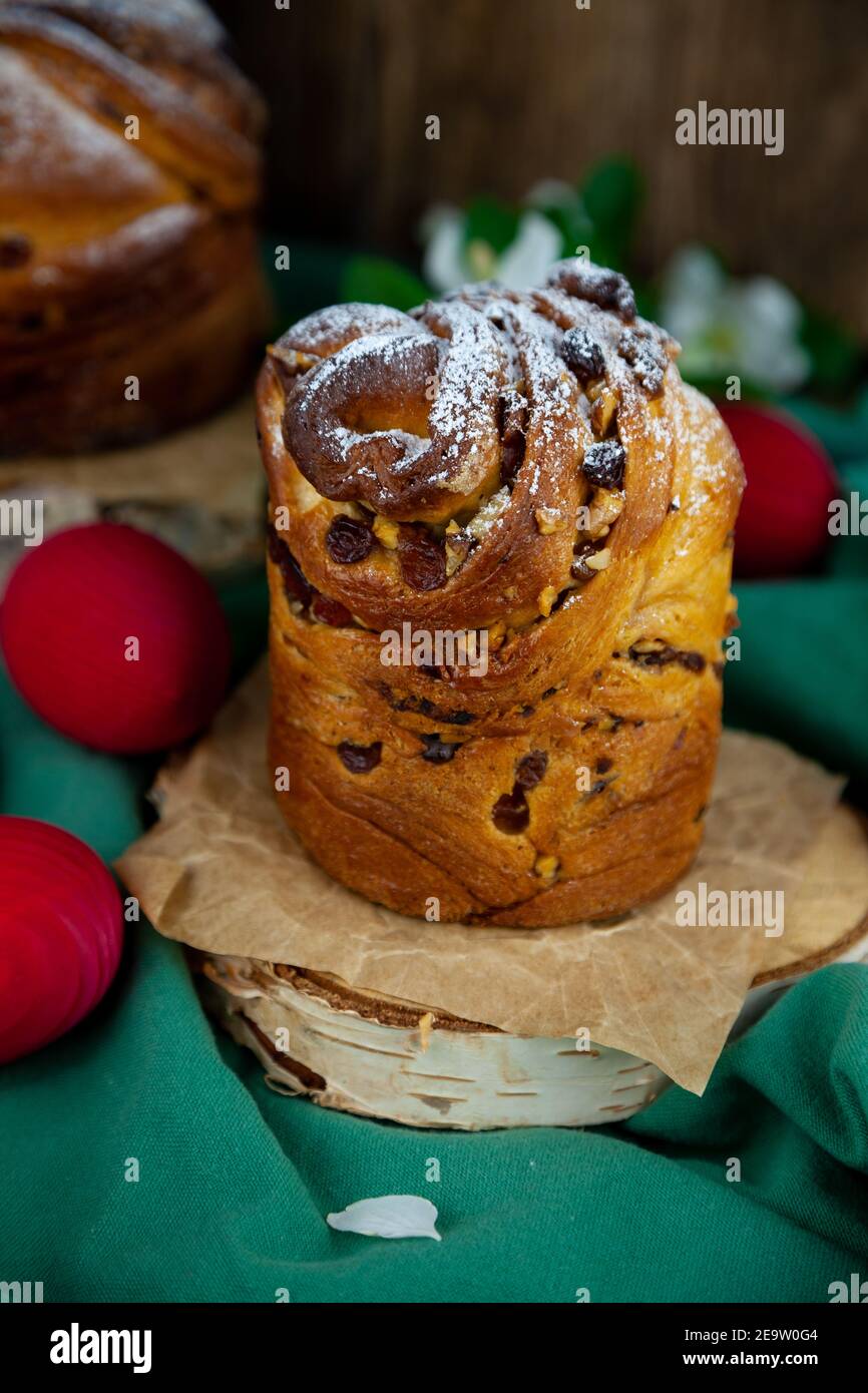 Kraffin gâteau de Pâques. Kraffins aux raisins secs, fruits confits et graines de pavot, arrosés de sucre en poudre. Gros plan de gâteau maison. Brut. Banque D'Images