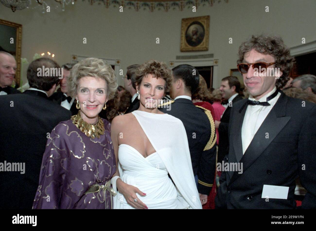Nancy Reagan avec Raquel Welch et André Weinfeld. Banque D'Images