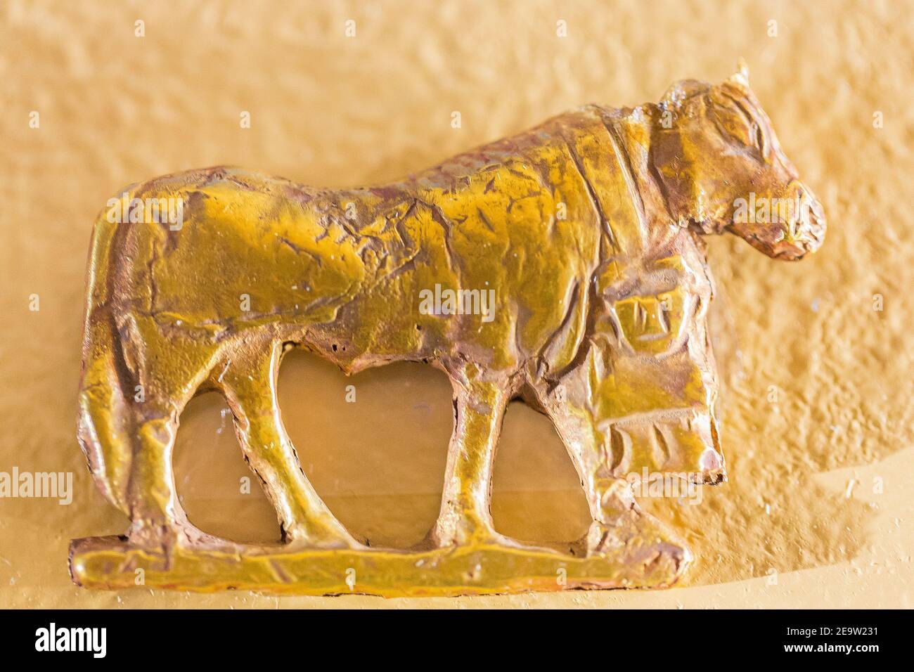 Égypte, le Caire, Musée égyptien, amulette d'or trouvée dans un tombeau de Nag el Deir, première dynastie : UNE vache. Banque D'Images
