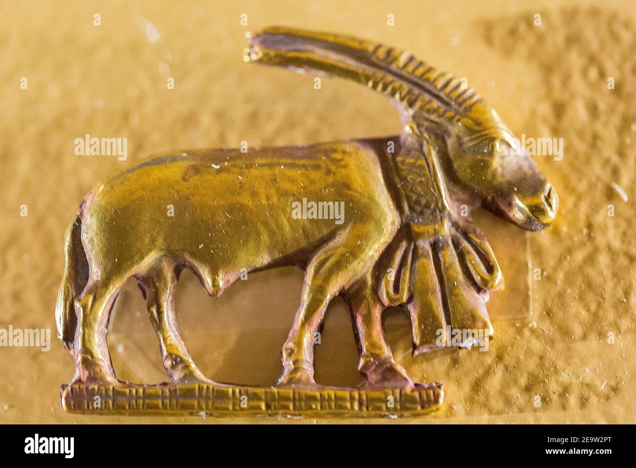 Égypte, le Caire, Musée égyptien, amulette d'or trouvée dans un tombeau de Nag el Deir, première dynastie : un oryx. Banque D'Images