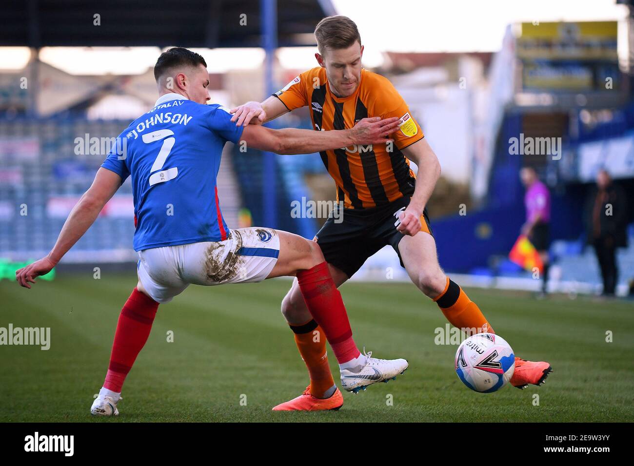 Callum Elder de Hull City prend et Callum Johnson de Portsmouth - Portsmouth / Hull City, Sky Bet League One, Fratton Park, Portsmouth, Royaume-Uni - 23 janvier 2021 usage éditorial uniquement - restrictions DataCo. Applicables Banque D'Images