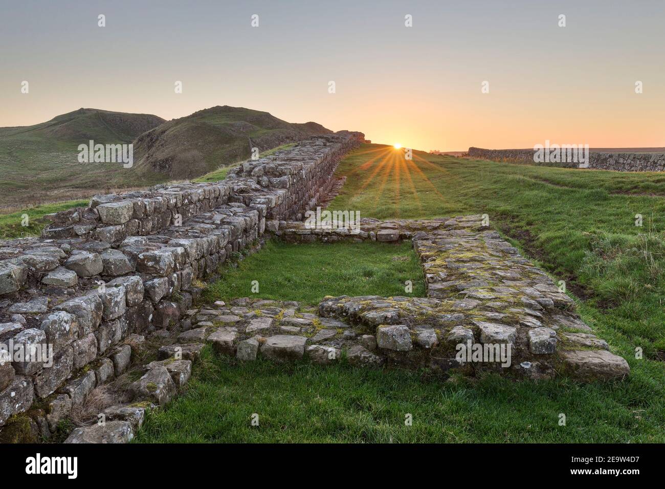 Lever du soleil à Turret 41A, près de CAW Gap - Crags de Cawfield, mur d'Hadrien, Northumberland, Royaume-Uni Banque D'Images