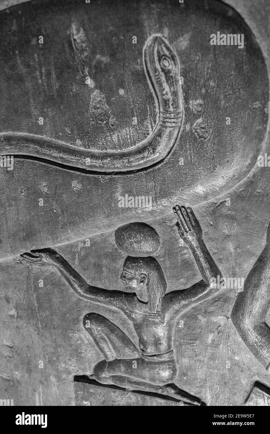 Égypte, temple de Dendera, dans une pièce, scène étrange appelée « ampoule », parfois (à tort) vue comme une preuve que les anciens Égyptiens connaissaient l'électricité. Banque D'Images