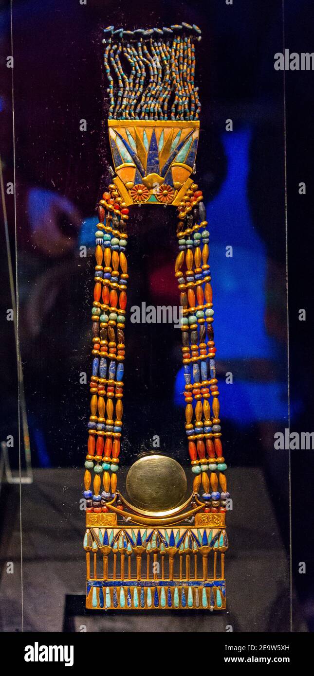 Égypte, bijoux Toutankhamon : pectoral montrant un disque lunaire en argent (électrum) et un croissant lunaire en argent. Banque D'Images