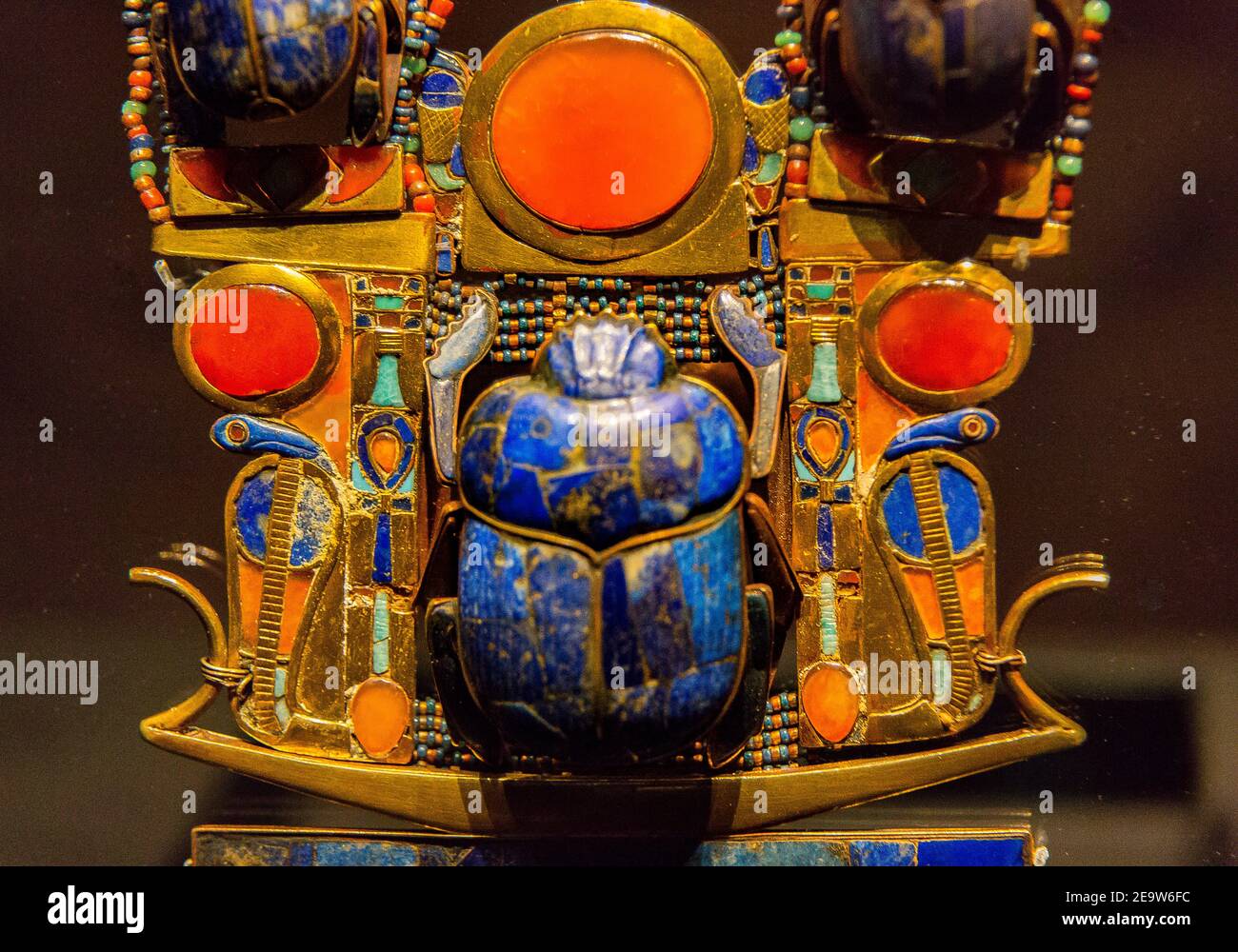 Egypte, le Caire, Toutankhamon bijoux : pectoral complexe flexible montrant une barque, des serpents solaires et un scarabée tenant le soleil. Banque D'Images