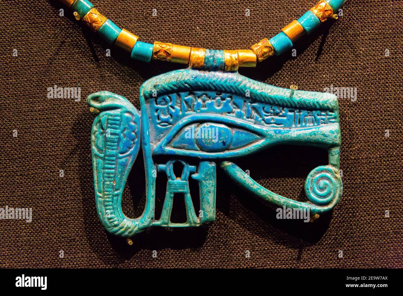 Egypte, le Caire, bijoux Toutankhamon, de sa tombe à Louxor : Un pectoral de faïence bleue en forme d'oeil d'Udjat. Banque D'Images