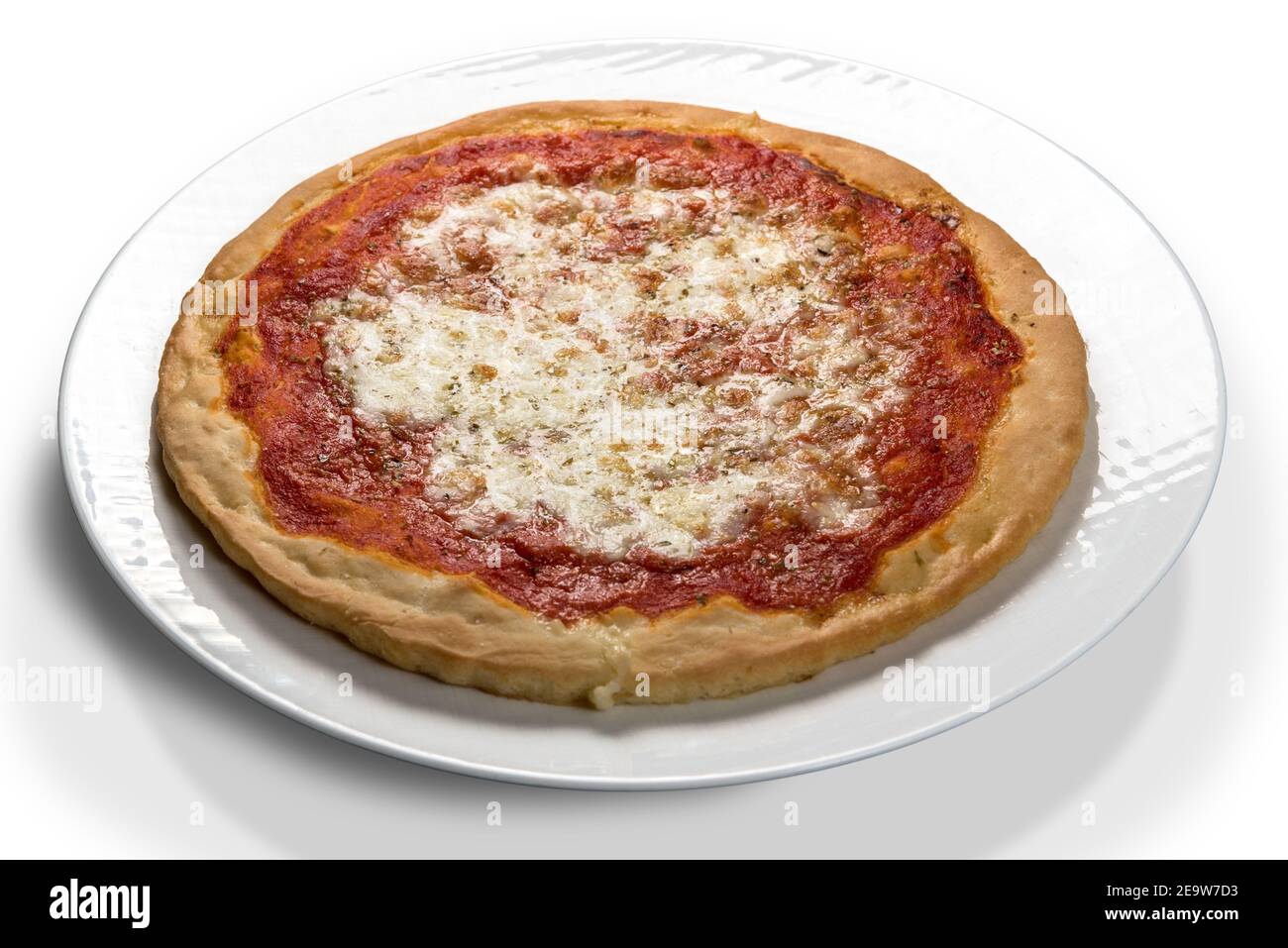 Une pizza sans gluten avec sauce tomate, fromage mozzarella dans un plat blanc isolé sur blanc Banque D'Images