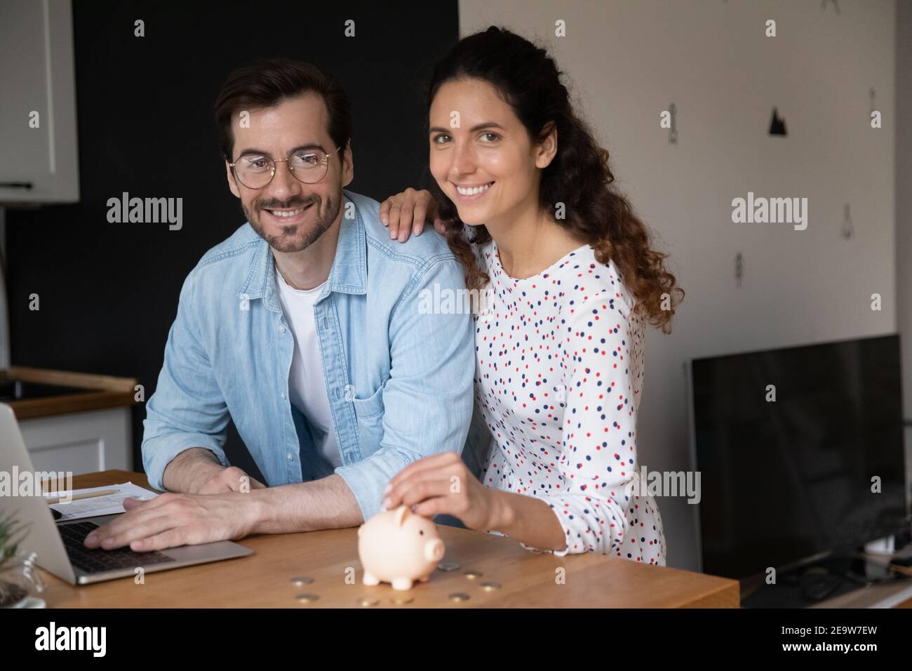 Un couple de famille heureux et aimant planifiant un budget ensemble dans la cuisine Banque D'Images
