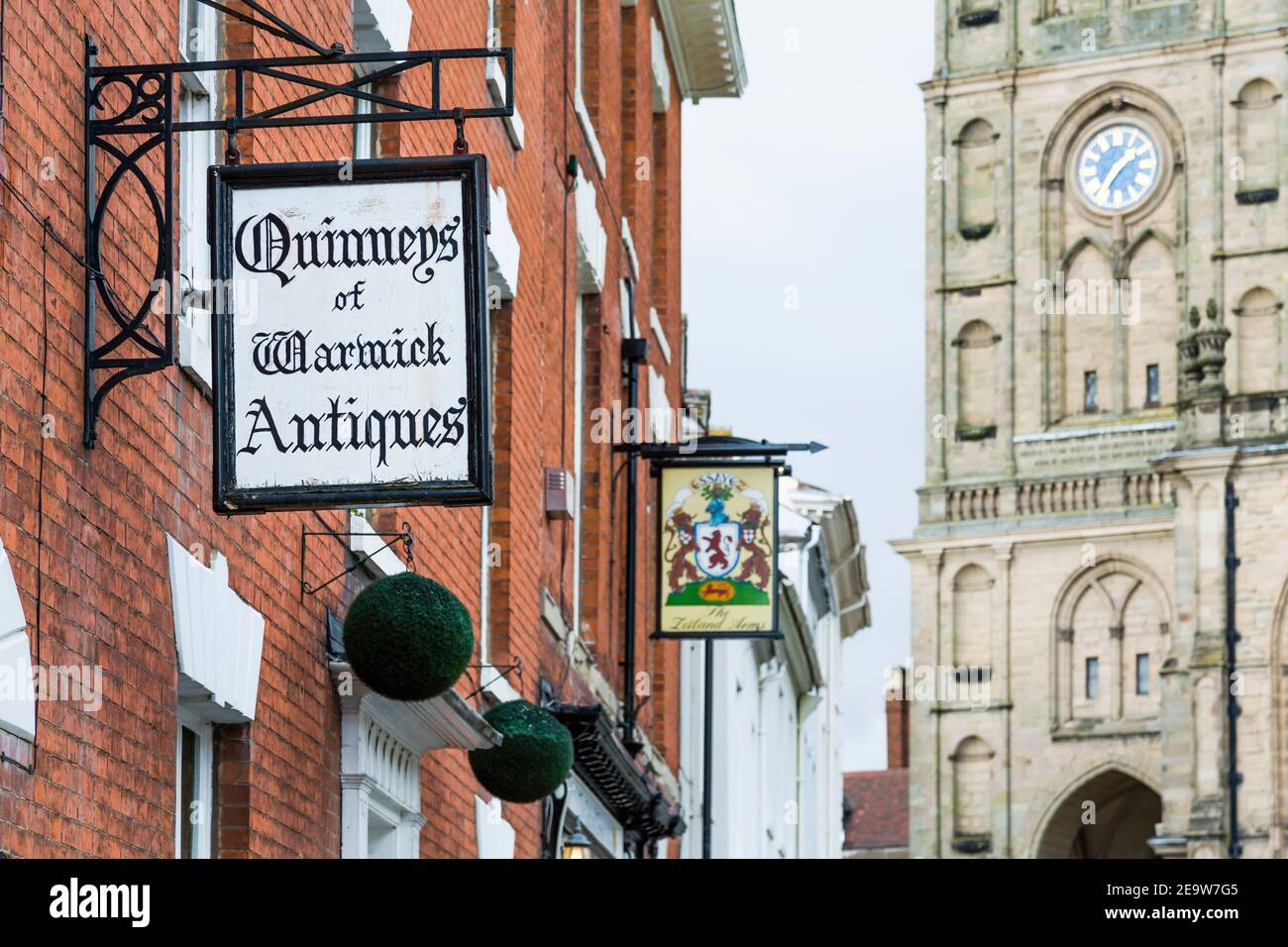 WARWICK, Royaume-Uni - 15 février 2013. Ancien magasin d'antiquités et panneau de pub sur la rue historique de l'église à Warwick, Warwickshire Banque D'Images