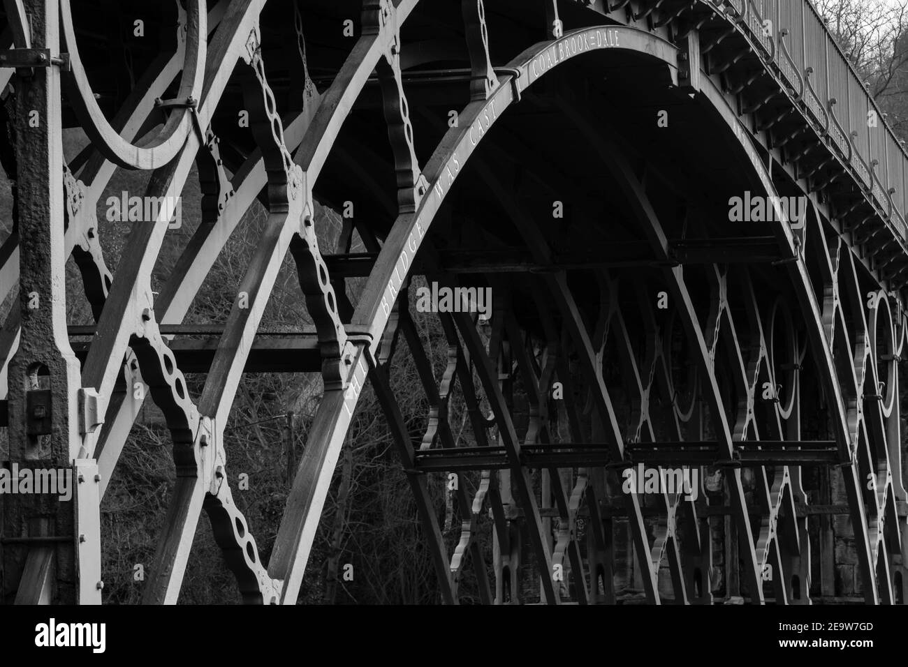 TELFORD, Royaume-Uni - 18 février 2013. Le point de repère historique d'Iron Bridge près de Telford, le premier pont d'arche en fonte construit au début de l'industrie Banque D'Images