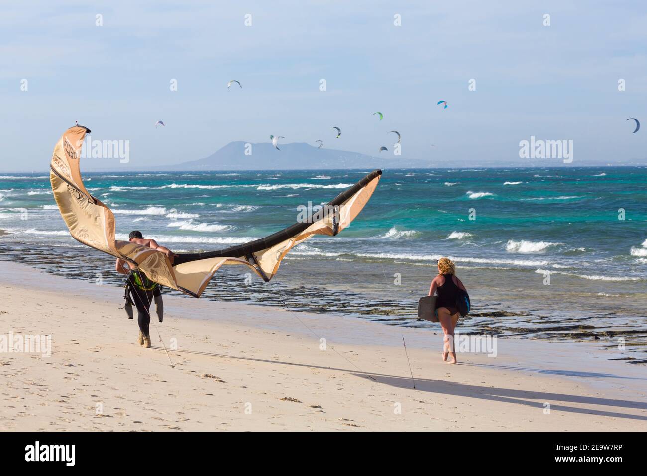 FUERTEVENTURA, ESPAGNE - 10 mai 2013. Cerf-volant couple marche sur la plage à Corralejo, Fuerteventura, îles Canaries Banque D'Images