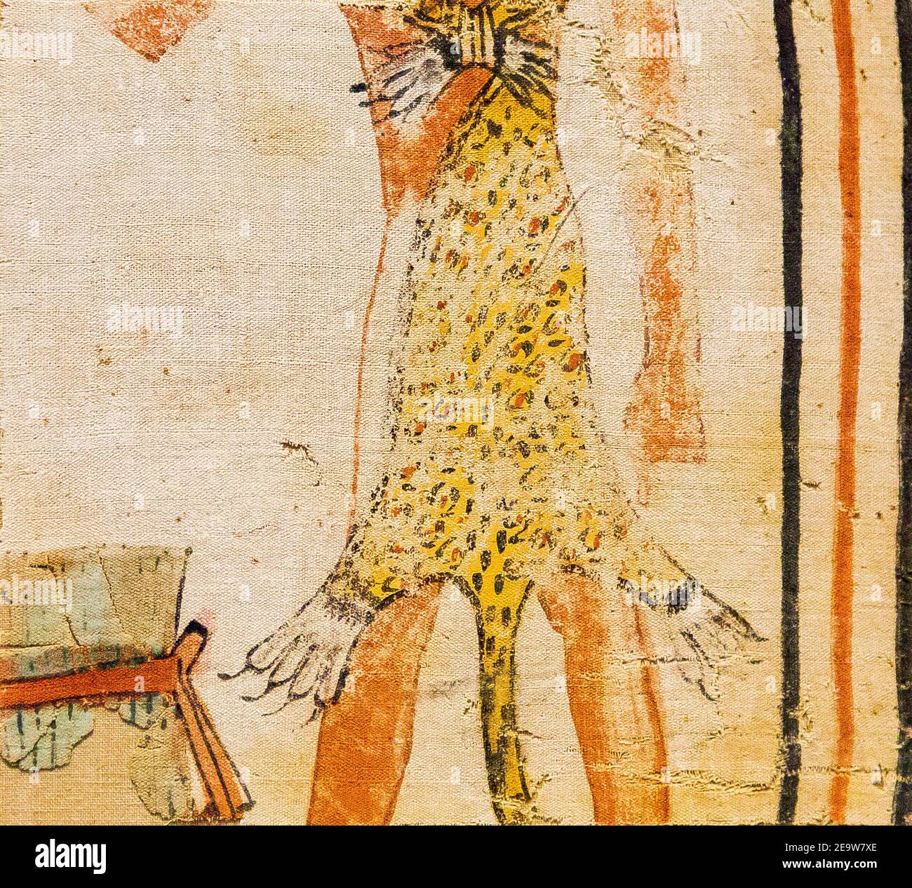 Exposition 'le royaume animal dans l'Egypte ancienne', organisée par le Musée du Louvre : fragment d'un enveloppe, prêtre portant une peau de panthère. Banque D'Images