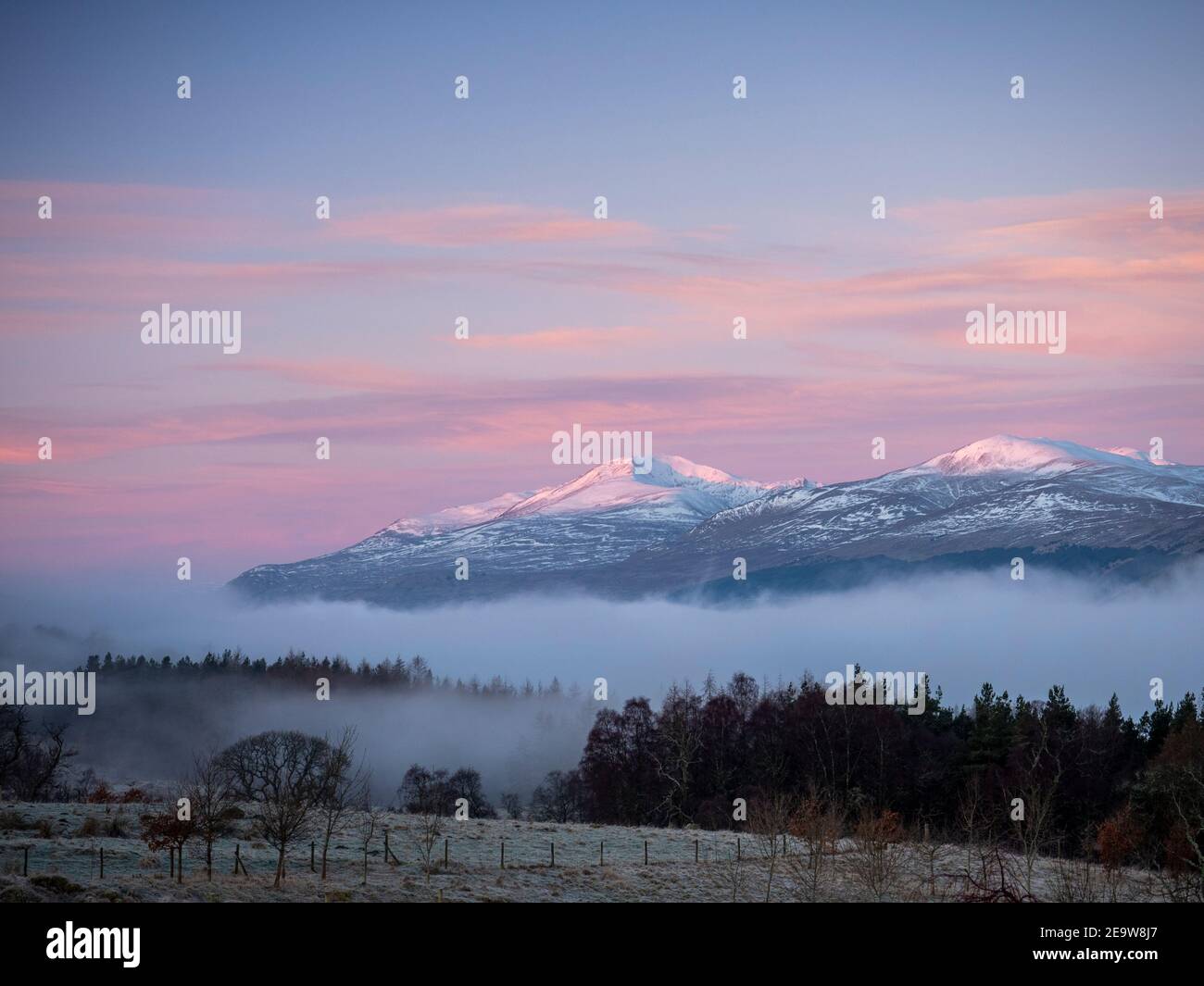 Lever du soleil sur les montagnes le matin des Winters, en Écosse Banque D'Images