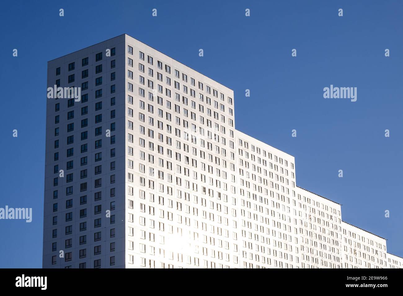 Bâtiments identiques de haute élévation avec de nouveaux appartements. Immeubles de même type contre un ciel bleu Banque D'Images