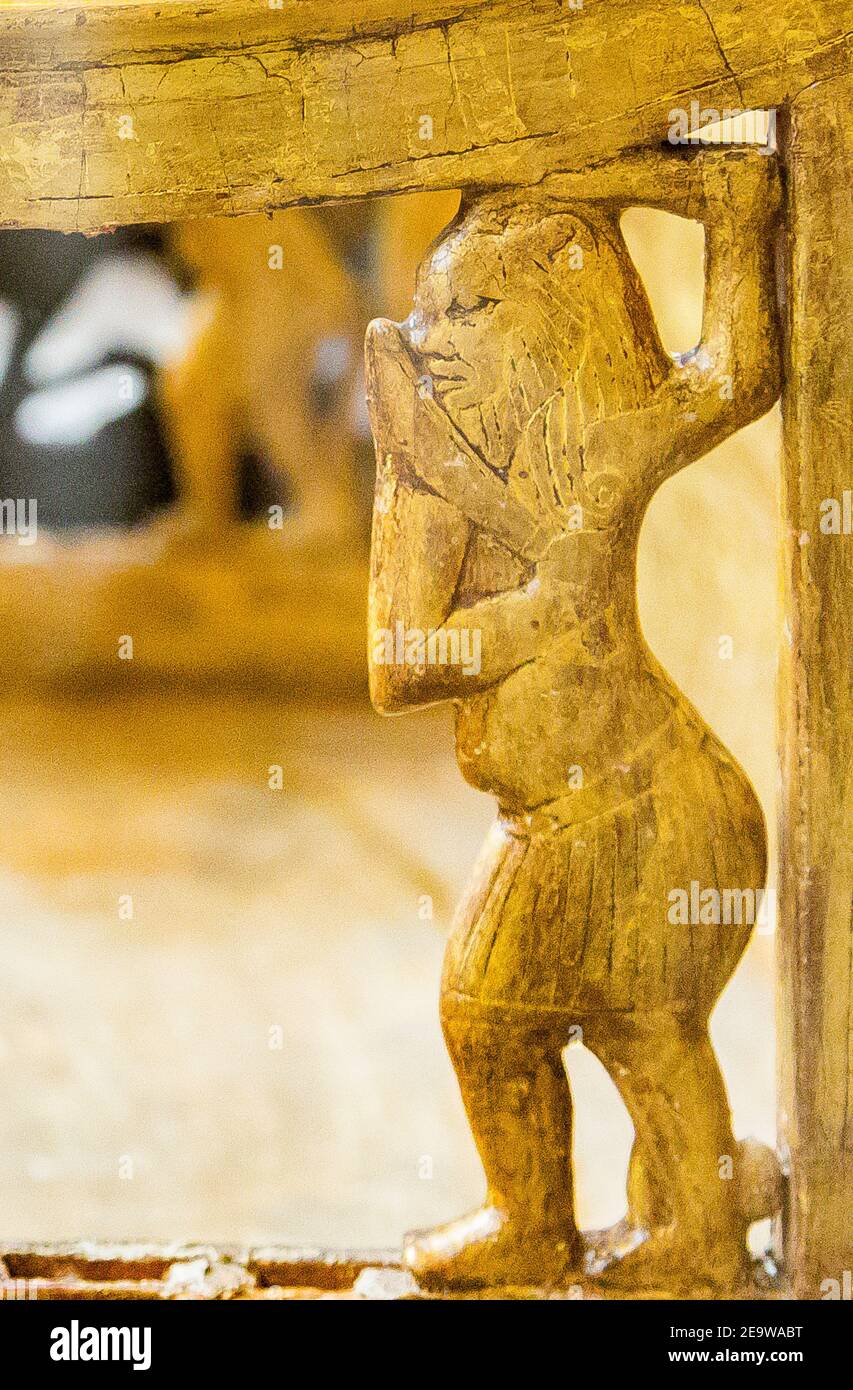 Egypte, le Caire, Musée égyptien, de la tombe de Yuya et Thuya à Louxor : détail d'une chaise en bois, plasted et doré, dieu BES danse. Banque D'Images