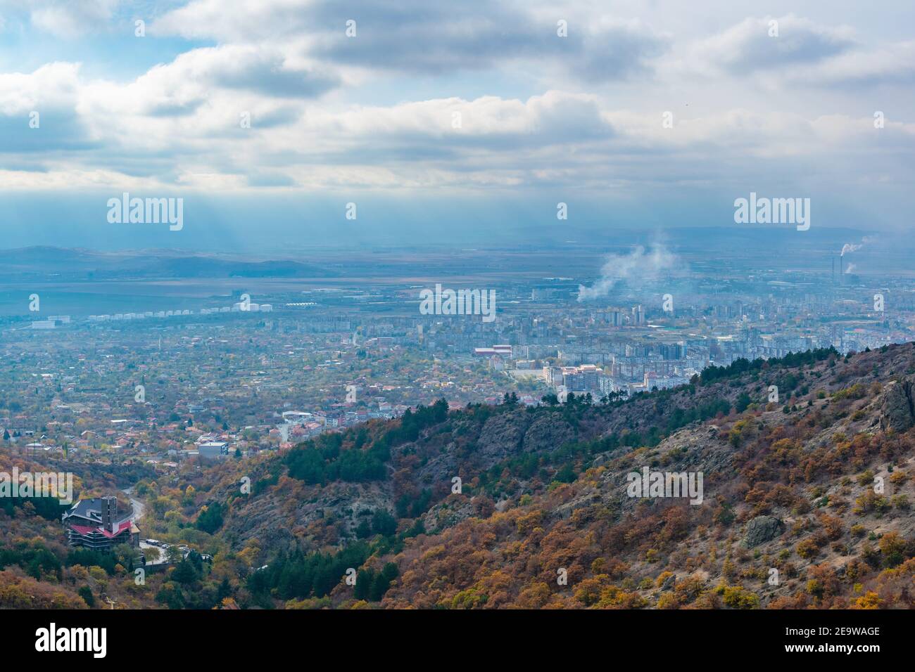 Vue aérienne de Sliven depuis le pic de Karandila, Bulgarie Banque D'Images