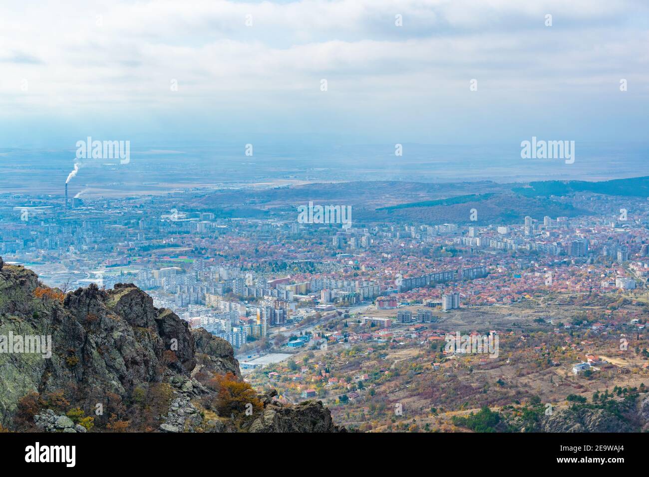 Vue aérienne de Sliven depuis le pic de Karandila, Bulgarie Banque D'Images