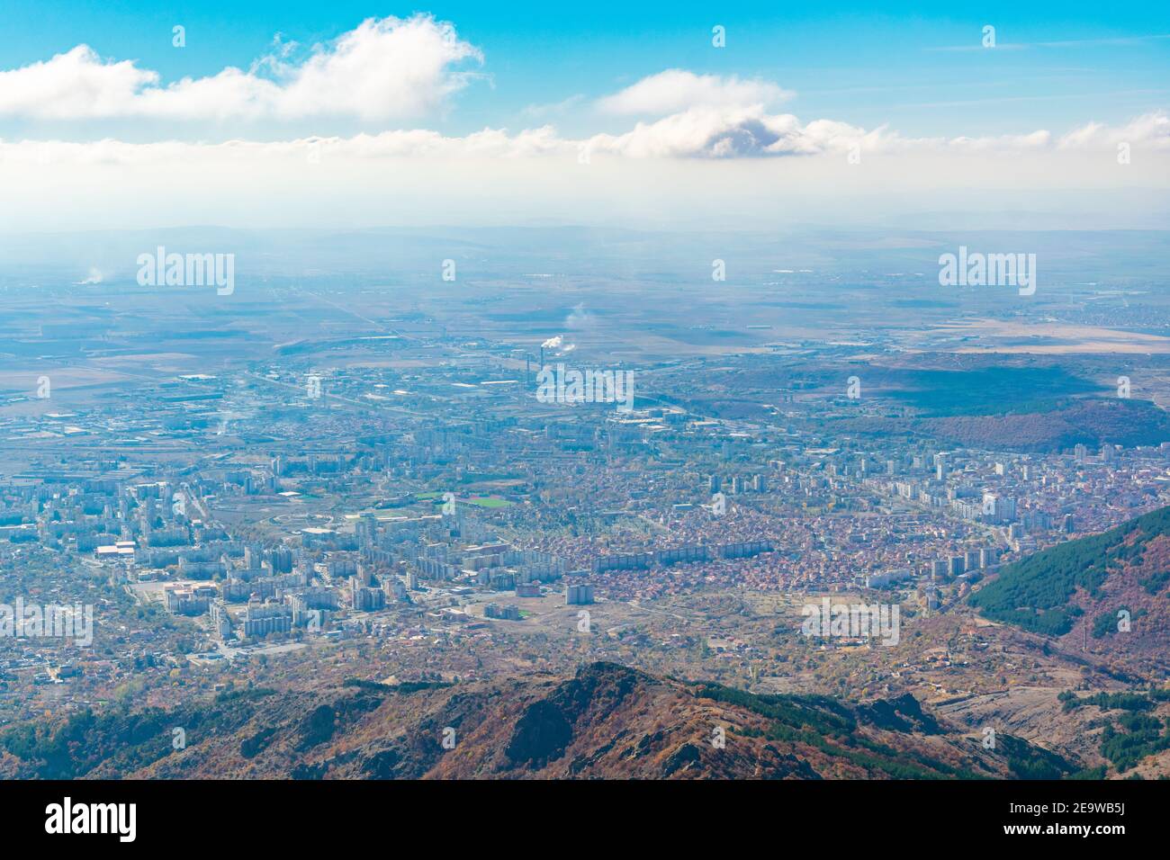 Vue aérienne de Sliven depuis le pic de Karandila, Bulgarie Banque D'Images