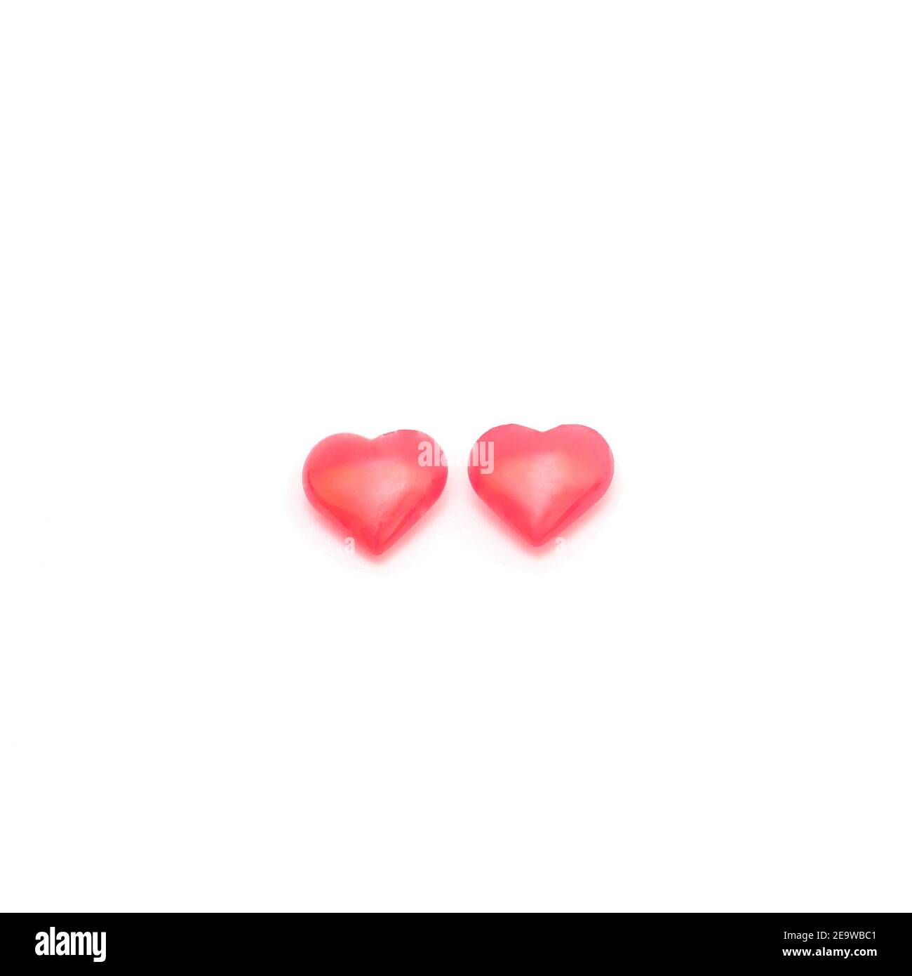 Deux coeurs roses de Saint-Valentin isolés sur fond blanc. Banque D'Images