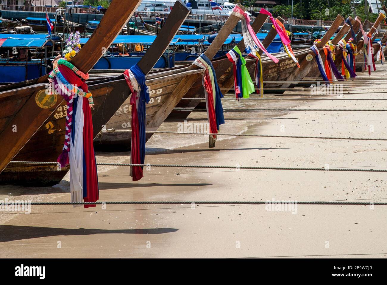 Bateaux traditionnels thaïlandais à longue queue en bois amarrés à la plage ( Rua Hang yao ), Krabi, Thaïlande Banque D'Images