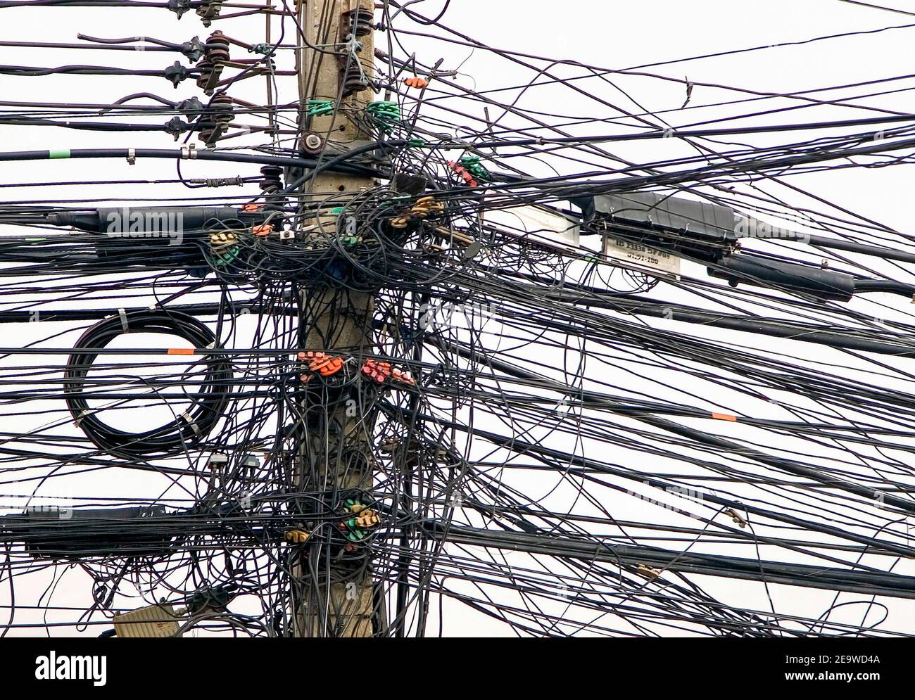 Masse de câblage électrique sur pôle, Bangkok, Thaïlande, Asie du Sud-est. Banque D'Images