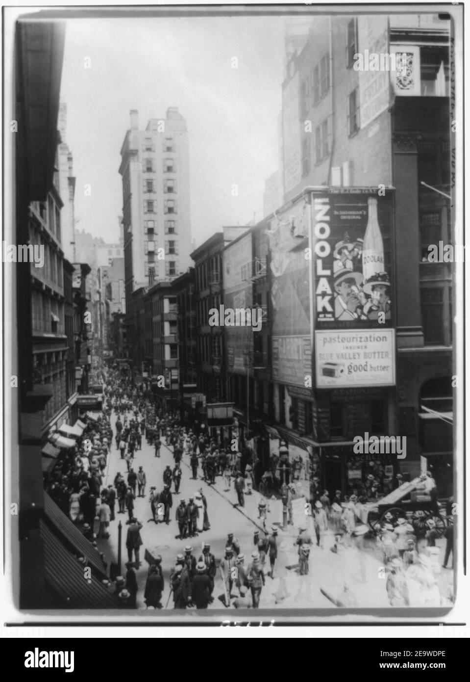 Nassau St. vers le nord à partir de la liberté, New York City encombrée de piétons Banque D'Images