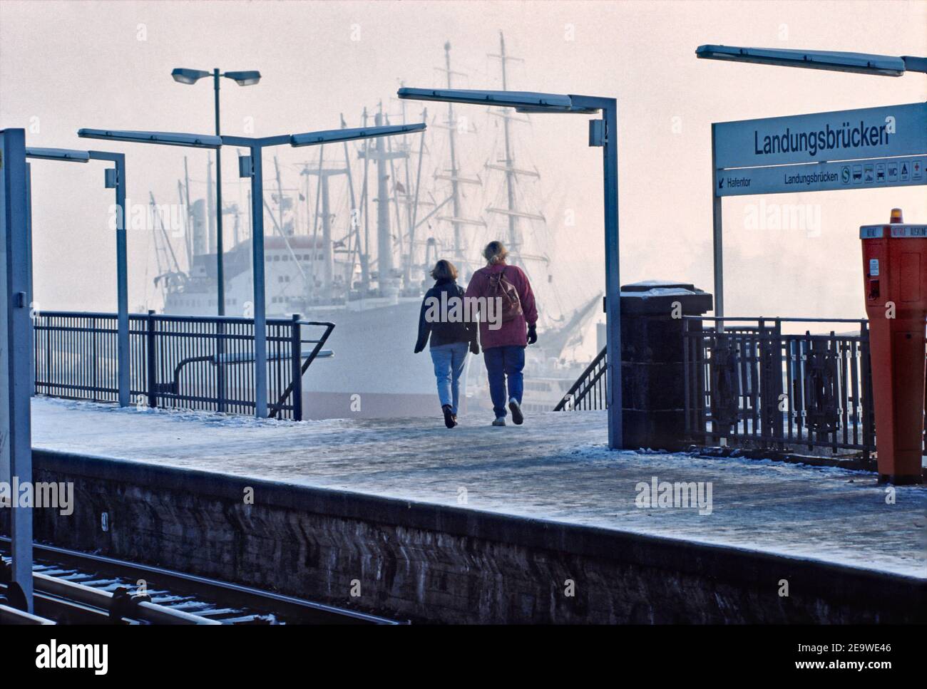 Jeune couple quittant la plate-forme de la gare de S-train Landungsbrücken à Hambourg, Allemagne. Banque D'Images