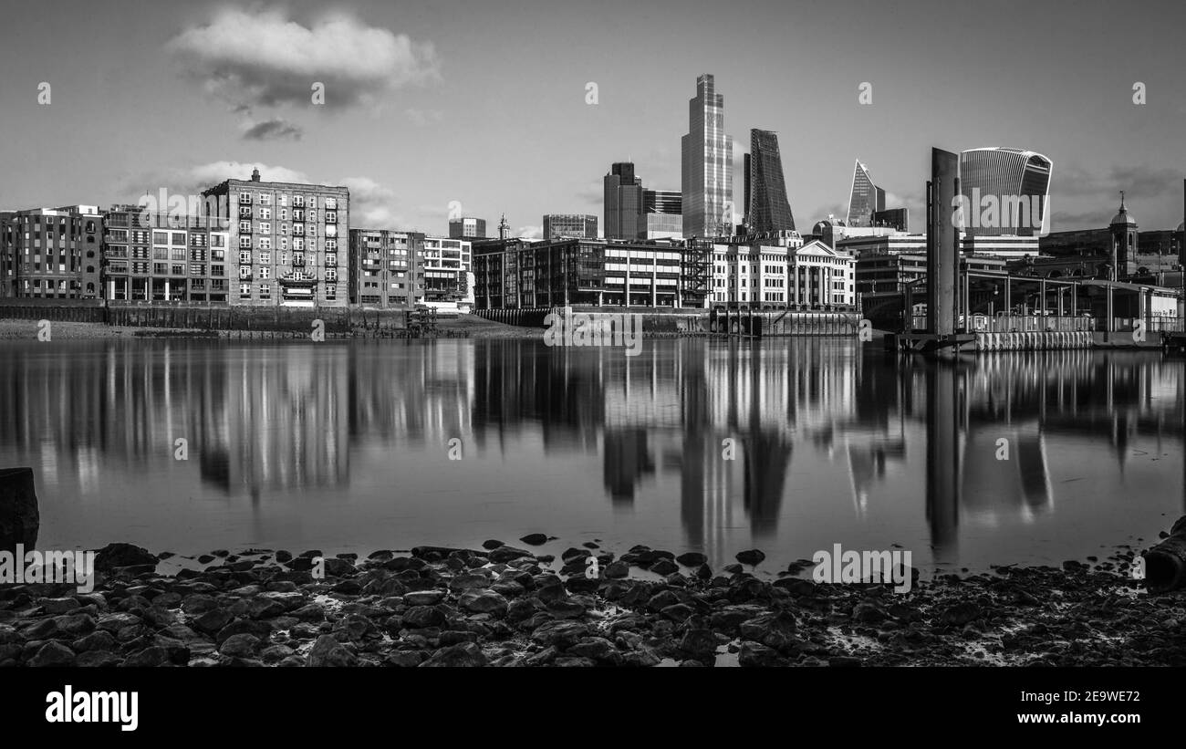 Vue miroir monochrome sur la ville de Londres de l'autre côté de la tamise. Banque D'Images