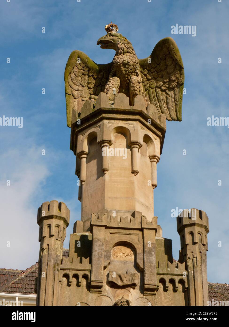 Colonne avec aigle sur le dessus de l'Altmarkt à Moers, Nordrhein-Westfalen, Allemagne. Banque D'Images