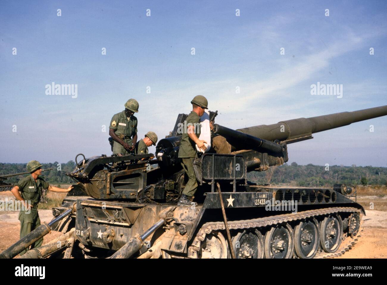 Etats-Unis Vietnam-Krieg armée américaine Selbstfahrgeschütz (Selbstfahrlafette) M107 175 mm - Guerre du Vietnam arme auto-propulsée M107 6.9 pouces de l'armée américaine Banque D'Images